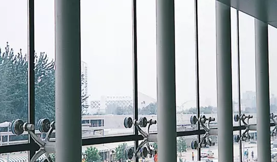 中云建设：厂房装修知识之钢结构点支撑玻璃幕墙施工